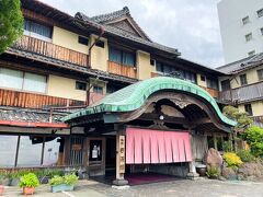 昭和12年に建てられた木造建築の温泉旅館「春陽館」
鉄筋の建物に混じってひと際目立っていました。
