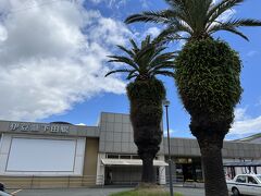 伊豆大川駅から３５分くらいで伊豆急下田駅に着きました。駅構内で下田の地図とチラシをいただきます。また周辺の観光施設などの券売機が置いてあり、今回行く水族館の前売り券（３００円割引）も販売していたのでこちらにて購入します。