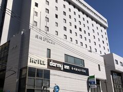 長崎県長崎市『Dormy Inn Nagasaki-Shinchi Chukagai』

2020年4月1日にオープンしたホテル『出島の湯 ドーミーイン
長崎新地中華街』の外観の写真。

「長崎新地中華街」の「中華街北門（玄武）」の真正面に位置し、
2010年4月にオープンした『出島の湯 ドーミーイン長崎』が
ホテル名称変更で『出島の湯 ドーミーイン長崎新地中華街』に
なりました。人気の共立リゾート系列です。

1階にコンビニ【ファミリーマート長崎銅座町】もあり便利です。

この前載せた『ドーミーイン池袋』はこちら↓

<ドミ活★2021年3月18日に開業した共立リゾート系列のホテル
『天然温泉 豊穣（ほうじょう）の湯 ドーミーイン池袋』宿泊記★
無料のサービスが色々！夜鳴きそば＆朝食>

https://4travel.jp/travelogue/11776275

◇『ドーミーイン長崎新地中華街』（計211室）のルームカテゴリー

〇 キャビン（2.6㎡）〔計20室〕
〇 シングル（14.0㎡）〔計7室〕
〇 ダブル（14.0～19.6㎡）〔計114室〕
〇 ツイン（21.9～29.1㎡）〔計66室〕（ツイン＋ラージツインの総数）
〇 ラージツイン（26.5～35.3㎡）
〇 和洋室（32.0㎡）〔計2室〕
〇 コンフォート和洋室（42.1㎡）〔計1室〕
〇 ユニバーサル（31.1㎡）〔計1室〕