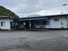 伊豆大川駅に途中下車します。ここの駅のロータリーには足湯があったようですが、砂利によって埋められていました。コロナ禍のためにでしょうか？とても残念です。