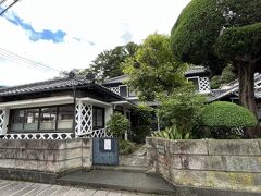 旧澤村邸は下田の特徴的な建築様式（「なまこ壁」と「伊豆石」を使う）で、１９１５年（大正４年）に建てられていました。現在は休憩所・案内施設として解放されていて、建物の裏口にはなまこ壁の蔵があり写真展が行われていました。