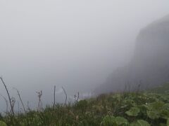 霧多布岬到着ですが、霧で海面が見えません。これではラッコ捜索も無理。諦めて根室に向かいます。