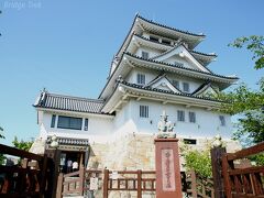 【墨俣一夜城】

1566年(永禄9年)木下藤吉郎が一夜にして築いたと伝えられる城。砦のような城だったはずですが、なぜ全く異なる城郭天守の城を建てたのか･･･
