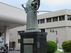 12：32　小松帯刀の銅像。
大河ドラマ「西郷どん」では町田啓太さんが演じていましたね。
そのイメージで見ちゃうけど、やっぱ昔の日本人的体格で身長は多分150cmくらいだったのでしょうか・・