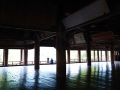 歩き疲れたので、豊国神社内で一休み。
静かで、心地よい風が入ってきます。
新緑を眺めながら、しばし癒されます。