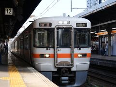 名古屋駅８時半のＪＲ関西本線の電車でスタート。
このＧＷは観光地はどこも大賑わいのようですが、この電車はメジャーな観光地もないからか、観光客も無くガラガラ。