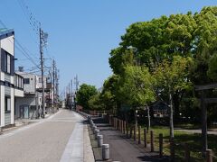 博物館の裏手からは旧東海道に合流。
このあたりは公園として整備されています。

また桑名城の水濠と城壁が残っています。