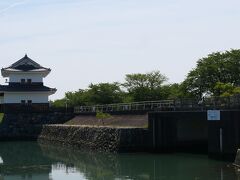 旧東海道を進んでいくと、「七里の渡し」跡へ。
浮世絵に描かれている蟠龍櫓が復元されていました。
