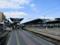 バーリからアルベロベッロへ。
ローカル線で向かいます。
写真はバーリ駅。