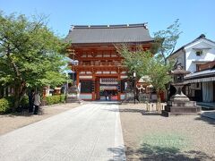 鳥居をくぐると八坂神社の南楼門