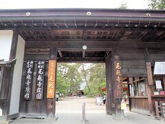 まずは、平泉駅からまっすぐな場所にある毛越寺に来ました。