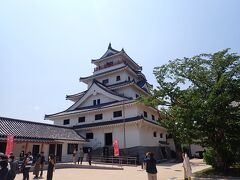 ここ唐津城は明治の廃藩置県の後廃城となり
建造物は解体され舞鶴公園として整備され市民に開放されました。
そして１９６６年に文化観光施設として現在の５層５階の模擬天守が建設されました。
江戸の城には天守台はあったものの天守閣の記録はないそうです。
