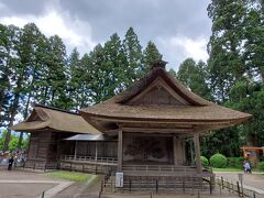 白神神社も参拝しました。境内に能舞台が在り、神社の拝殿より舞台の方が大きいです。写真では分かりにくいですが鏡板には松が描かれています。

この能舞台は1853年 伊達藩によって再建されたもので、正統かつ本格的な規模と形式の能舞台として、2003年に国の重要文化財に指定されたそうです。