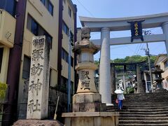 諏訪神社前で降りて地下道を上がると諏訪神社への参道の入口です。