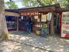 お茶屋さんもあり、うどんとぼた餅が有名とか。あまり時間がないので、テイクアウトでぼた餅買ってみます。