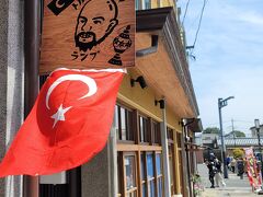 段差のない歩道から脇道を覗くと、楽しそうなオリエンタルな雑貨屋さんを見つけます。