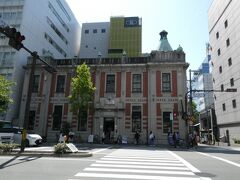 ホテルにいる時にグーグルマップで調べていたら、DEAN & DELUCA 京都が気になっていたので、こちらへ向かうことにします。
辰野片岡建築事務所の設計により建設されたものだそうで、山口銀行京都支店として建設され、その後北國銀行京都支店となりDEAN & DELUCA 京都として利用されています。