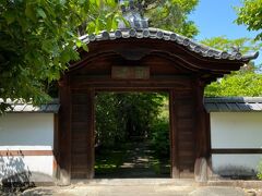 モーニングを頂いた後は、歩いてすぐの「圓徳院」で「高台寺・圓徳院・掌美術館共通割引拝観券」を購入し、「唐門」から庭園にお邪魔致します。