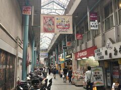 駅前のロータリーから１本外れた、衣笠商店街に入りました。
https://kinuten.com/
