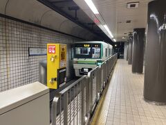 仙台市内の地下鉄は、南北線と東西線の2線なのでわかりやすい。緑の車両が南北線です。