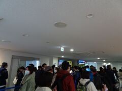 函館山のロープウェイ山麓駅に到着！
まだ日暮れ前にもかかわらずこの行列！！
ゴールデンウィークなので仕方ないか。。。