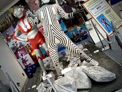 【東武百貨店 池袋本店で『＝昭和レトロな世界展＝』】

それも、戦うというより、なんだか、ひょうきんなポーズ～で...

こいつは「三面怪人 ダダ」やね...