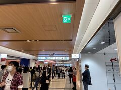 東京駅八重洲口バス停留所前の地下街入り口から入っていくと、東京駅地下街の混雑した様子です。