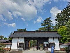 宿をチェックアウトしてから、送迎車で世界遺産「毛越寺」まで送って貰いました。

毛越寺は、８５０年に円仁 (慈覚大師) によって開かれたと伝えられる天台宗の寺院です。