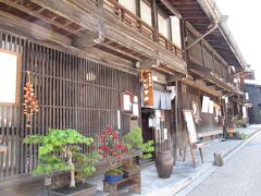 ＜奈良井宿＞
飲食店や民宿も思ったよりたくさんあり、観光地といった風情です。