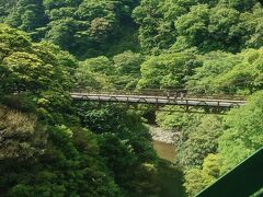 早川橋梁（出山鉄橋）を渡る際に、塔ノ澤橋を撮影したものです(^_^;)

撮影のタイミングがズレた結果、早川橋梁の鉄骨が右端に写ってしまいましたが、早川橋梁から撮った証拠になって結果オーライw

逆に、塔ノ澤橋から猛者３人が私を、あっ、いえ、「早川橋梁を渡る電車」の超絶有名な映えフォトを撮っていますねw

まだ朝９時前なので、塔ノ澤橋を渡る車も少ないんでしょうね(*´∀｀*)