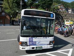 富士急モビリティのハイキングバス（土日のみ運行）。この時期は臨時便で8時10分発があります。1台目には乗れず、2台目に乗車。