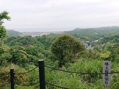 「勝上献展望台」に到着。
先ほどの「半僧坊の富士見台」よりも高い眺め。