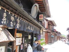 ＜奈良井宿のランチ＞
奈良井宿での滞在時間は２時間、あまり時間がないので、最初に目に止まった越後屋さんで昼食。
お店のお嬢さんがとても感じの良い方でした。
