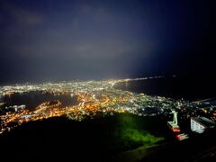 函館山ロープウェイ(右下)と函館半島の夜景。