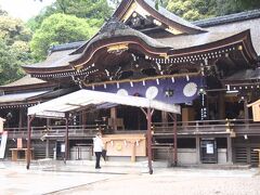 三輪駅から雨の中、徒歩10分ほどで大神神社（おおみわじんじゃ）へ。
大神神社は、日本最古の神社の一つ。
三輪山がご神体のため、本殿はなし、こちらは拝殿。