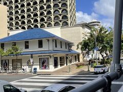 肌がチリチリしてきたのでプールからあがり、トローリーバスでワイキキを一周。ゆっくり2階から、変わった街を眺めます。やっと　日本人もチラホラ。トローリは30分おにき運行しているそうです。