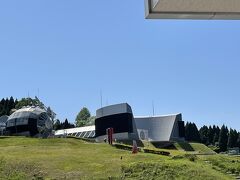 『道の駅のとじま』で休憩。駐車場から『能登島ガラス美術館』が見えます。