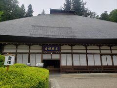 階段を登り、庭園を抜けると「安楽寺」が見えました！
日本では最も古い臨済禅宗寺院の1つだそうです。
信州最古の禅寺でもあるそうです。