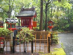 狭井神社への参道途中の市杵島姫神社です。
狭井神社は病気平癒にご利益あるそうで、当月に母が白内障の手術を受けたので、参拝しました。
ちょうど雨が激しくなり、狭井神社の写真は撮り忘れ(+_+)


