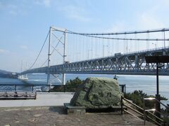 　【初日　2022/2/2（水）】晴れ　
10：50に徳島空港に着いた後、
鳴門公園の土産店「うづ乃家」２階で団体御膳のランチ。
その後、大鳴門橋「渦の道」から渦潮を見下ろしました。　