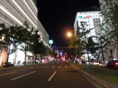 おぉお～、ここが、これが、

♪ 二人で歩いた御堂筋～（by 都はるみ）

なのね～ (^0^)

昭和生まれのワタシにとって、大阪の地名は演歌の世界ですが

実際に来てみると、どこか東京銀座の大通りにも似ている、素敵な並木道ですね。(^_^)