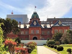 
またやってきました赤レンガ庁舎。

前よりも工事フェンスが高くなってたような。

しっかりと工事中。
