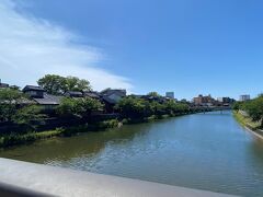 浅野川大橋を渡ります。