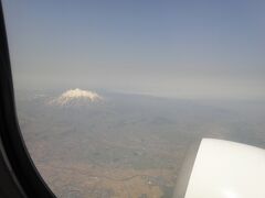 飛行機の窓から、岩木山が見える。