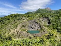 更に登ると有珠山金比羅火口群の一つ、「有（ユウ）くん火口」が見えて来る。残念ながら「珠（タマ）ちゃん火口」は茂みに隠れて確認できず。