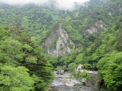 天狗岩（栃木県那須塩原市塩原）

野立岩の背後で、はるかに大きく正面にそびえているのが天狗岩です。釣り人はもう小さすぎて見えませんね。

