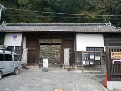 宇和島城への入口はいくつかあるけど駅から1番近かったのがこの桑折氏武家長屋門がある入口。
ちなみに門は元は別の場所にあった武家屋敷の門を移設したとのこと。