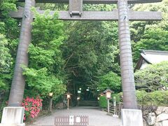 高千穂の中心部にある高千穂神社
創建は1900年前とかなり古く歴史ある神社です。
正面参道前にある高千穂神社の正面鳥居です。