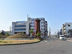 JRに乗り換えるため、桜井駅に下車しました。なんか古墳っぽいものがある！
大神神社に行けるかな、、と思ってロータリーに止まっていたバスの運転手さんに聞いたところ、「JRから行ったほうが近いけど、本数が、、、」と困らせてしまいました。ごめん！！！
地元の人も困惑する本数の少なさ、、、