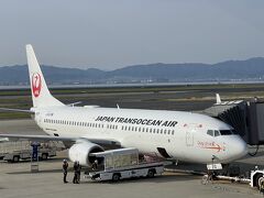 連休後半の５月５日の朝です。
７時４０分発、日本トランスオーシャン航空１２１便、関西空港発宮古空港行き直行便です。

関西空港には６時３０分くらい到着しました。家を出たのは５時３０分くらい。はっきり言って、眠い・・・

しかし、出発が早いということは、現地で楽しめる時間も長いということ。
旅を楽しむには最高の出発時間です。

大阪は快晴です（そして、この日唯一の晴れの写真となりました）